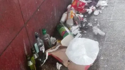 Un dormitorio con baño al aire libre se transformó el frontis de la Gobernación de Concepción