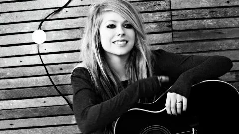 Avril Lavigne vuelve a hacer noticia luego de 4 años de ausencia