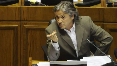 Senador Alejandro Navarro fue internado en el Hospital Regional de Concepción