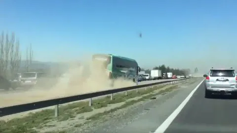 [VIDEO] Irresponsable chofer de bus evita el taco adelantando por la berma.
