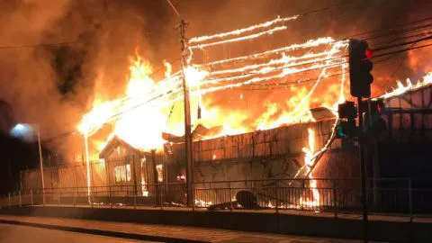 Video: Incendio de grandes proporciones destruye inmueble y galpones en Coronel