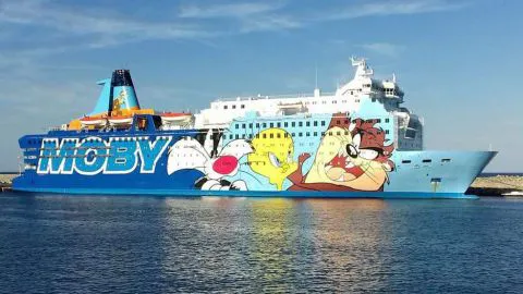 Dibujos animados de Warner Bros. adornan barco de policías anti referendo catalán