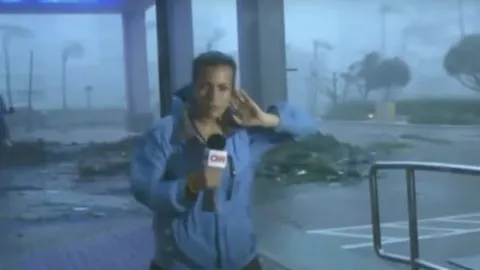Huracán María arrastra a una reportera en plena transmisión