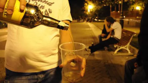 Multas más altas a quienes consuman alcohol en la vía pública