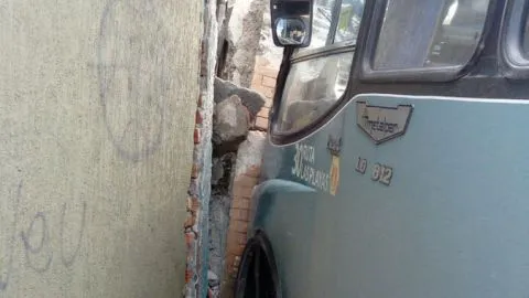 La casa de los accidentes: por cuarta vez micro destruye vivienda en pleno centro de Penco