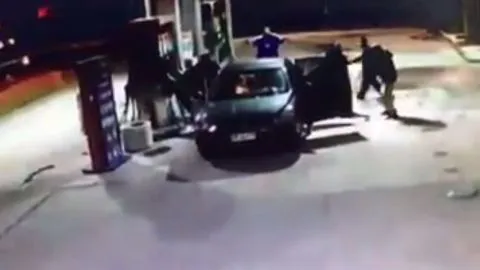 [VIDEO] Cinco sujetos armados asaltaron a trabajadores y a clientes de bencinera en Lota