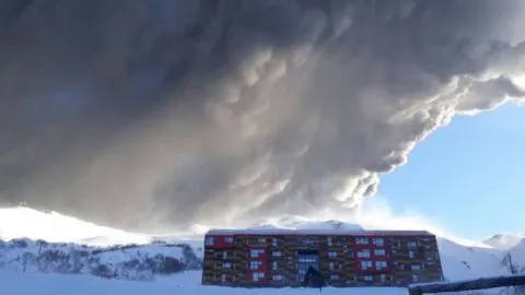Volcán de Chillán mantiene en alerta a instituciones de emergencia