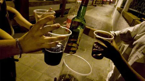 Proyecto de ley pide cárcel por consumir alcohol en la vía pública
