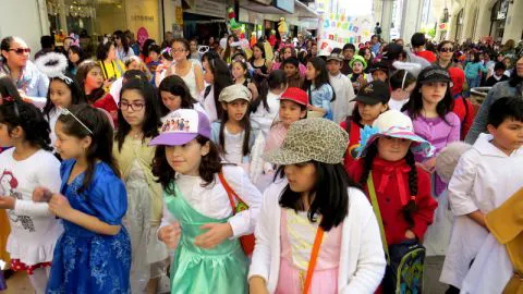 Niños convocados por la Iglesia celebran “Fiesta de la Luz”, opuesta a Halloween, en Concepción