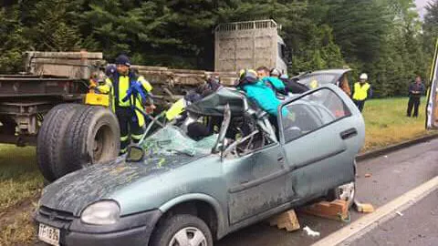 Colisión entre un camión y un vehículo deja tres lesionados en Ruta de la Madera