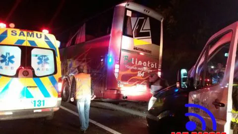 Bus de pasajeros colisionó con camión en la autopista del Itata