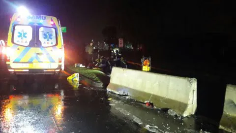 Conductor sufre grave accidente en moto a la salida del Puente Llacolén