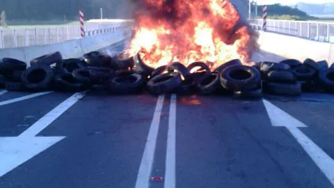 Pescadores de Lebu encienden barricadas y se movilizan hacia Concepción