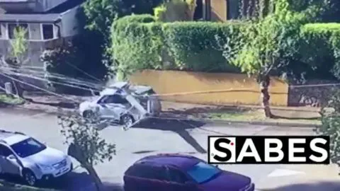 Impactante caída de poste sobre auto en San Pedro de la Paz