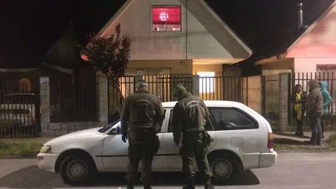 Carabineros sorprende a dos jóvenes robando al interior de una casa en Coronel