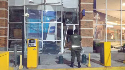 Delincuentes destrozan sucursal de un banco en el Mall Plaza el Trébol