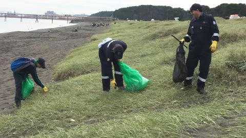 Estudiantes y voluntarios dejaron soplada la Playa de Lenga