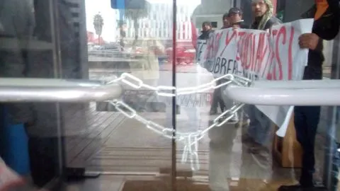 Cerca de 25 trabajadores de la obra de la cárcel El Manzano se tomaron las oficinas del MOP en Concepción