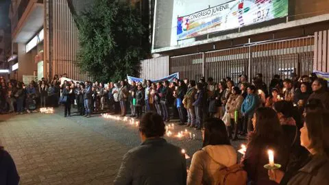 Trabajadores de la Fundación Juan XXIII realizaron velatón en el frontis de la catedral de Los Ángeles