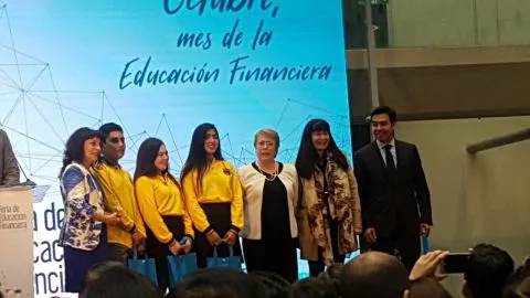 Alumnos de San Pedro de la Paz reciben destacado premio sobre innovación financiera