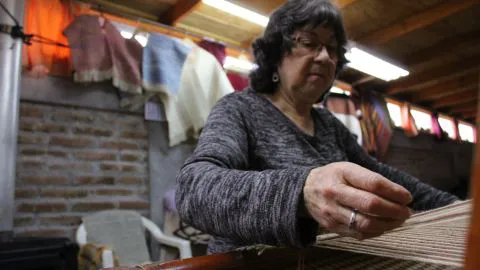 Artesanos de Quillón dan bellas formas a lana con telares de su creación