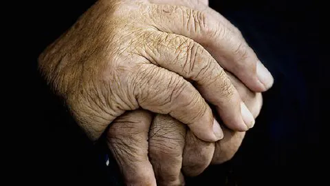Anciano llega hasta hospital por “cefalea”, lo que realmente necesitaba emociona a las redes