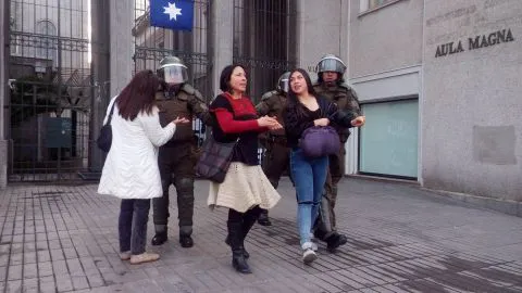 Familiares de detenidos en Operación Huracán denuncian a carabineros en Instituto de Derechos Humanos