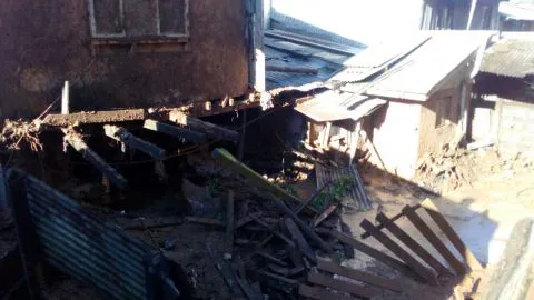 Dos viviendas resultaron destruidas tras deslizamiento de tierra en Lota