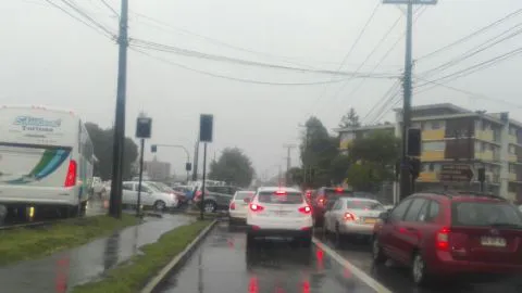 Caos vial en San Pedro de la Paz por masivo corte de energía: hogares quedan a oscuras