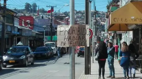 Se lo toman con humor: “Prohíben” hablar de fútbol en el centro de Lota