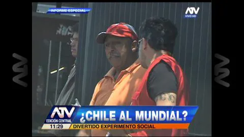 Peruano busca firmas en Lima para que Chile este en el mundial