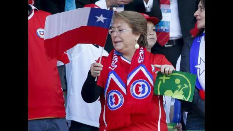 Presidenta Michelle Bachelet viajará al crucial duelo de Chile ante Brasil