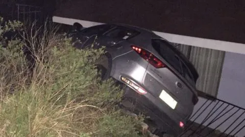 Asaltan a mujer con portonazo y chocan su auto a menos de diez metros de distancia
