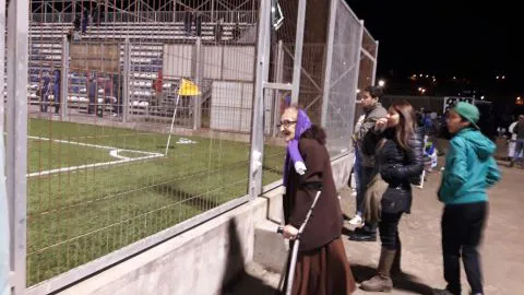 La historia de la abuelita “lila” que la está rompiendo en redes sociales