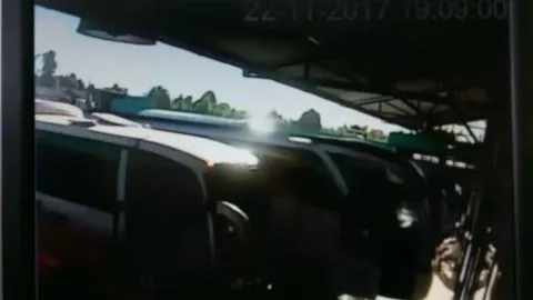 Cámara registró el momento en que bus se incrustó contra boletería de terminal
