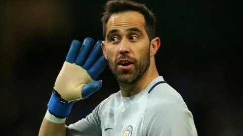 Nuevamente Claudio Bravo recibe duras críticas de medio inglés