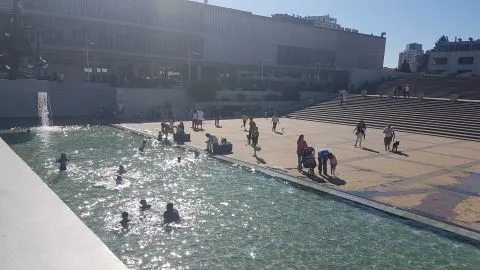 Improvisada piscina en la UdeC se transformó en el lugar ideal para “capear” el calor