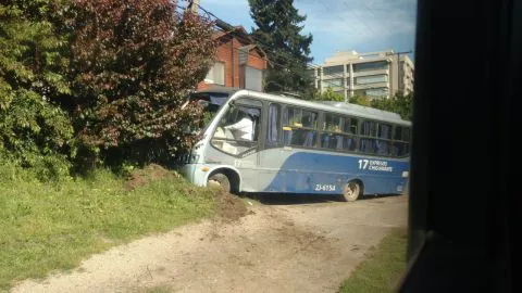 9 personas resultaron lesionadas luego que microbús chocara con un poste en Chiguayante