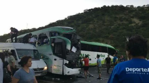 Grave accidente entre dos buses en la ruta 5 sur