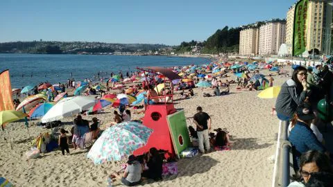 Adiós lluvias, familias llegan en masa a las playas en el Biobío