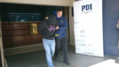 Detienen a sujeto con antorcha y bencina en mano intentando levantar barricada