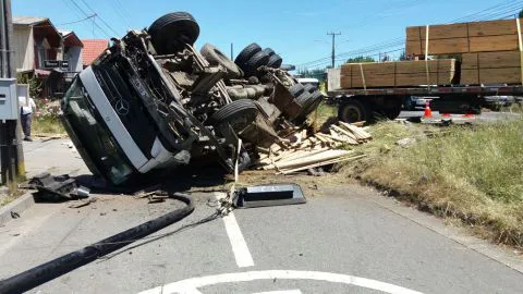 Camión se vuelca en la ruta 160 y bloquea el paso de vehículos hacia Concepción