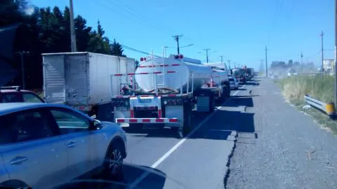 Un enorme taco generó el volcamiento de camión en plena ruta 160