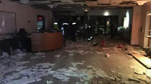 Violento robo deja cajero destruido y cortes de caminos