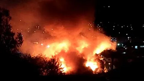 Vivaz incendio arrasa con tres viviendas en Curanilahue