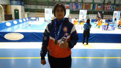 Penquista en el más completo anonimato y con cero apoyo le entregó una medalla de plata mundial a Chile en kettlebell