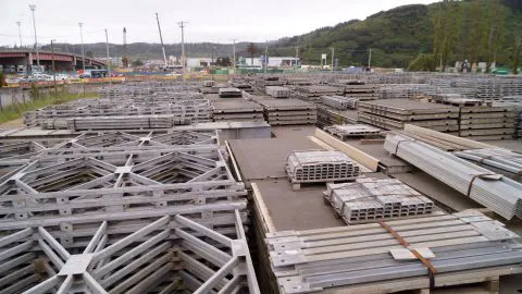 Nuevos tramos del puente mecano se trasladan a la provincia del Biobío