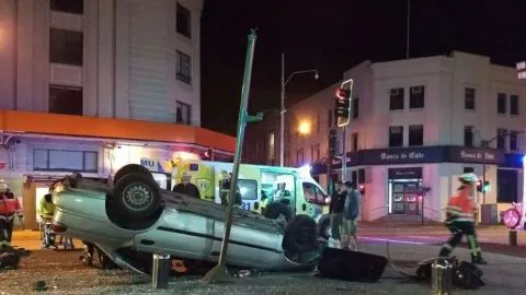 Vehículo terminó volcado en la Plaza Independencia de Concepción