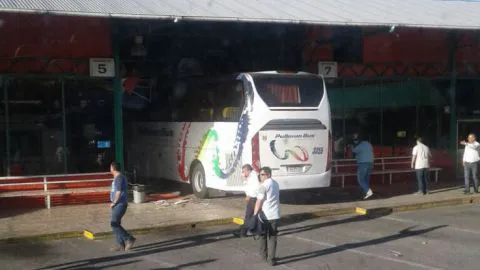 Un bus sin control se incrustó contra una boletería en el terminal de Cabrero