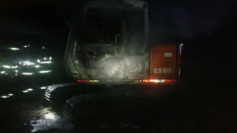 Máquina resulta quemada tras presunto ataque incendiario en Contulmo